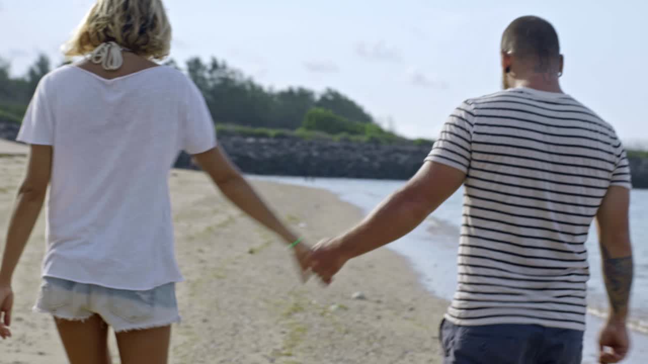 novio y novia caminando por la playa