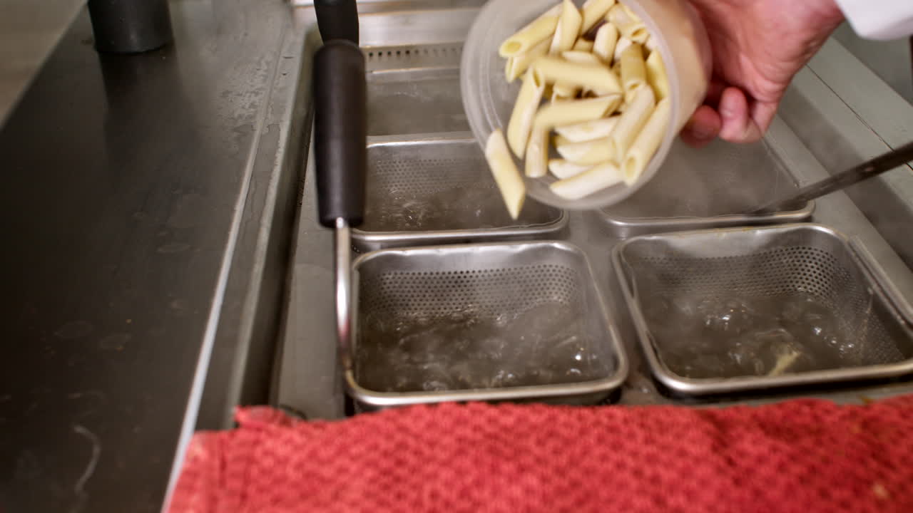 Professionelt kulinarisk forberedelsesområde med flere gastronormbeholdere fyldt med saucer og ingredienser i generiske omgivelser. Organiseret og rent industrielt arbejdsområde.