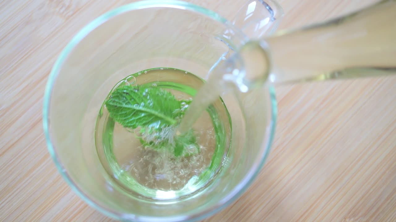 티글래스에 뜨거운 물을 붓는다