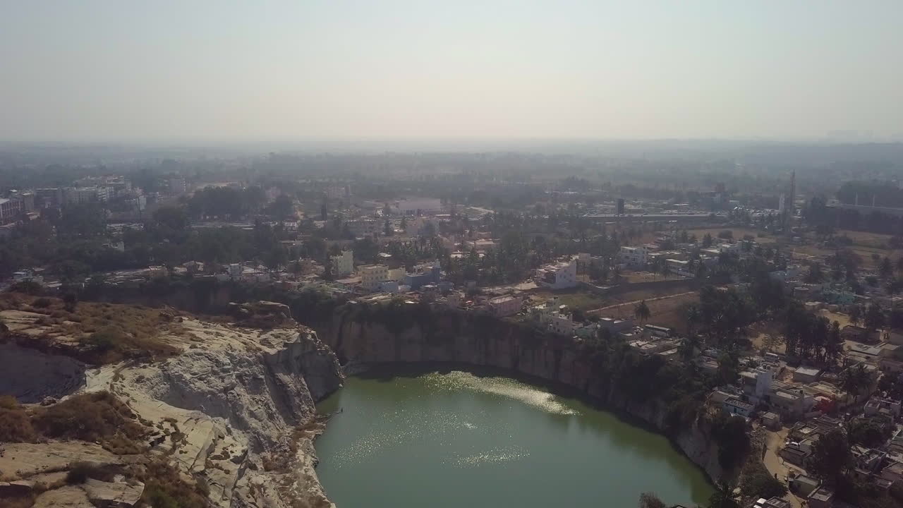 fotografía de una ciudad en una cantera de piedra en hyderabad, india durante el día