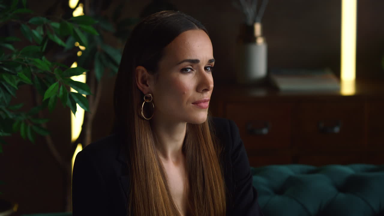 mujer de negocios exitosa pensando en el sofá en la oficina. mujer trabajadora mirando hacia otro lado