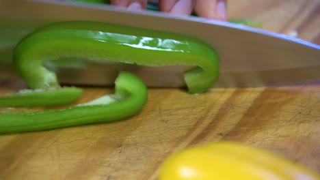 Schneiden-Paprika-In-Julienne-Auf-Holzbrett-Küche-Gesund-Gesunde-Ernährung-Grün