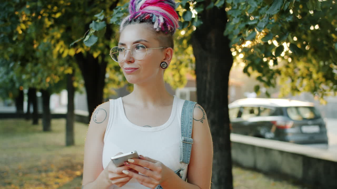 공원에서 전화를 사용하는 젊은 여성