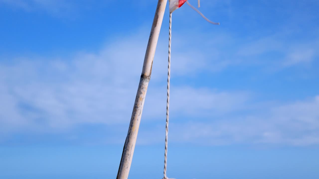 패러글라이딩을 위한 바람 기준으로 사용되는 걸레가 달린 기둥