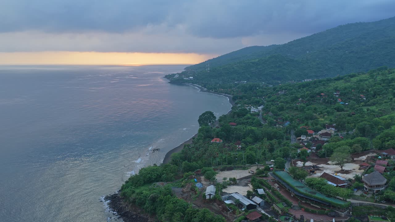 Drone terbang di atas pesisir desa Amed di Bali saat matahari terbit