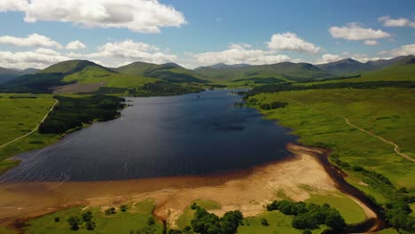 Tierras-Altas-De-Escocia,-Vista-Aérea-Sobre-El-Lago-Tulla-Cerca-De-Glencoe-En-Escocia,-Reino-Unido