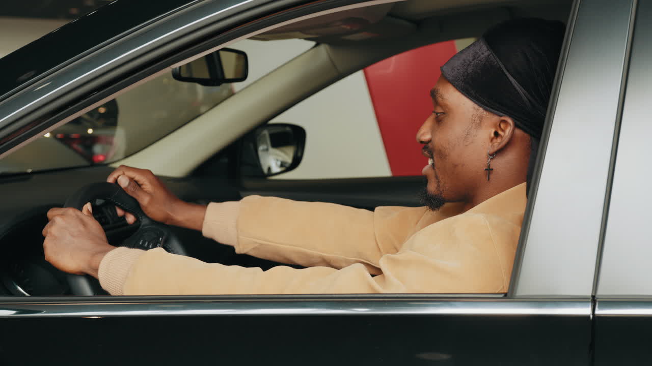 차를 운전하는 남자