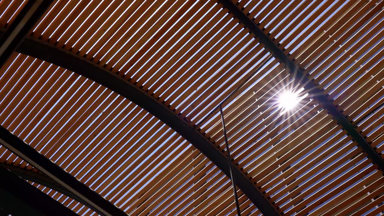 una vista para un techo de madera tiro de bajo ángulo