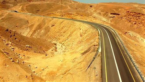 Gelber-Schmutz-Von-Jeder-Seite,-Wenn-Die-Autobahn-In-Der-Mitte-Ist,-Drohnenaufnahmen-Im-Kinostil