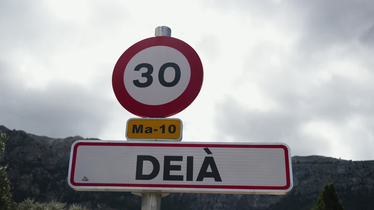 마요르카 경로에서 속도 제한이 있는 deià 마을 교통 표지판