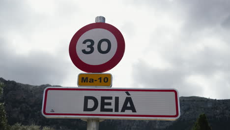 Señal-De-Tráfico-Del-Pueblo-De-Deià-Con-Límite-De-Velocidad-En-La-Ruta-De-Mallorca