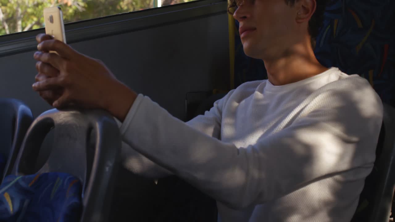 버스 4k에서 여행하는 동안 휴대 전화를 사용하는 남성 통근자