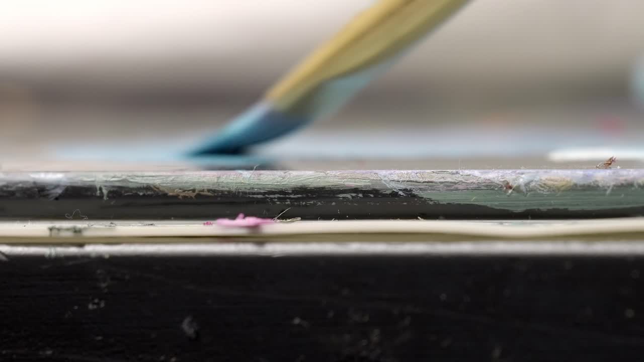 厚い青い油絵の具がたっぷり付いた絵筆の超接写。