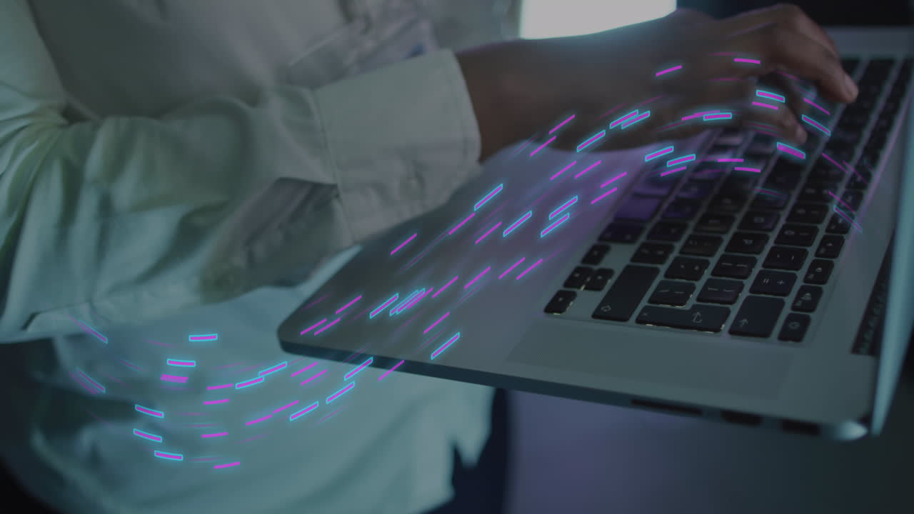 animación del procesamiento de datos sobre una mujer afroamericana usando una computadora.