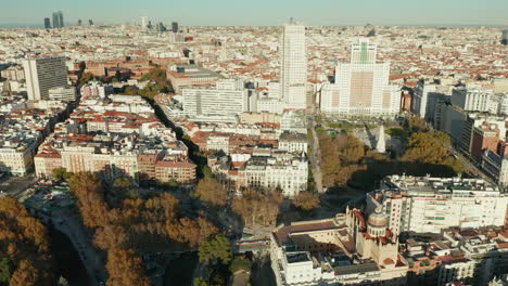 Imágenes-Aéreas-De-Los-Edificios-De-La-Ciudad-En-El-área-De-La-Plaza-De-España-Iluminada-Por-El-Sol-Brillante-De-La-Tarde.-Inclinar-Hacia-Arriba-Revela-El-Paisaje-Urbano.