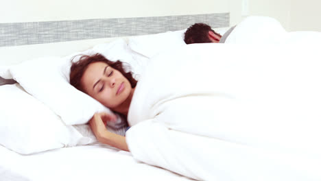 una mujer con problemas no puede dormir.