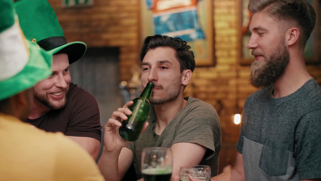 reunión con amigos en el pub