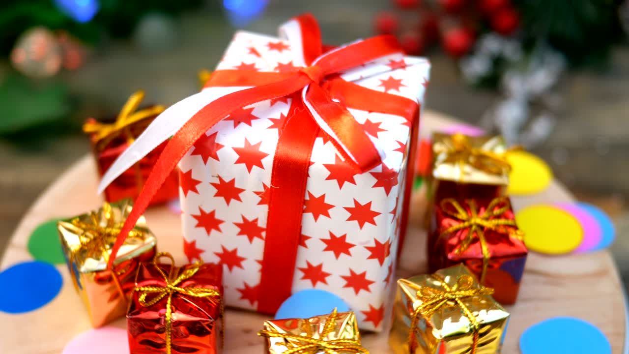 la colección de cajas de regalos decorativos de navidad o año nuevo gira en círculo.