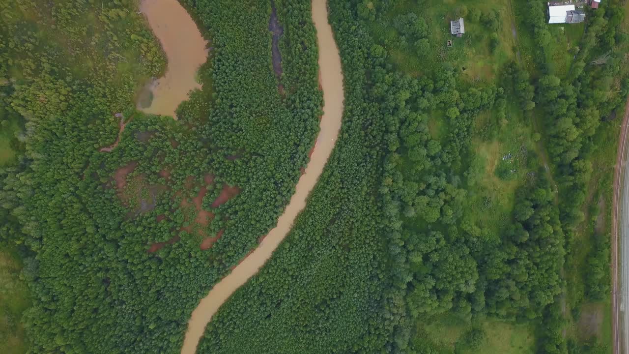 vista aérea de un río que serpentea a través de un bosque exuberante