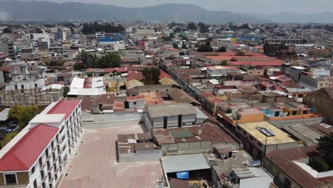 Überflug:-Malerische-Straßen-Der-Historischen-Altstadt-Von-Quetzaltenango,-Guatemala