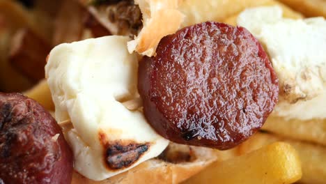 salchicha a la parrilla con queso y patatas fritas