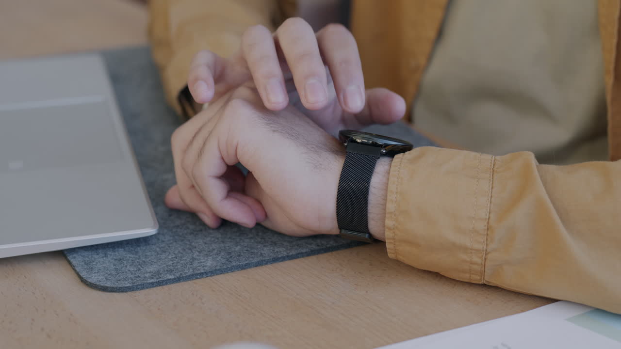 Persona che controlla l'ora sul suo smartwatch