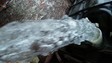 imágenes en cámara lenta de la liberación de agua de un recipiente de plástico cúbico