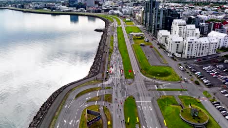 Timelapse-De-Personas-Corriendo-Maratón-Urbano-A-Lo-Largo-De-La-Costa-De-La-Ciudad-De-Reykjavik