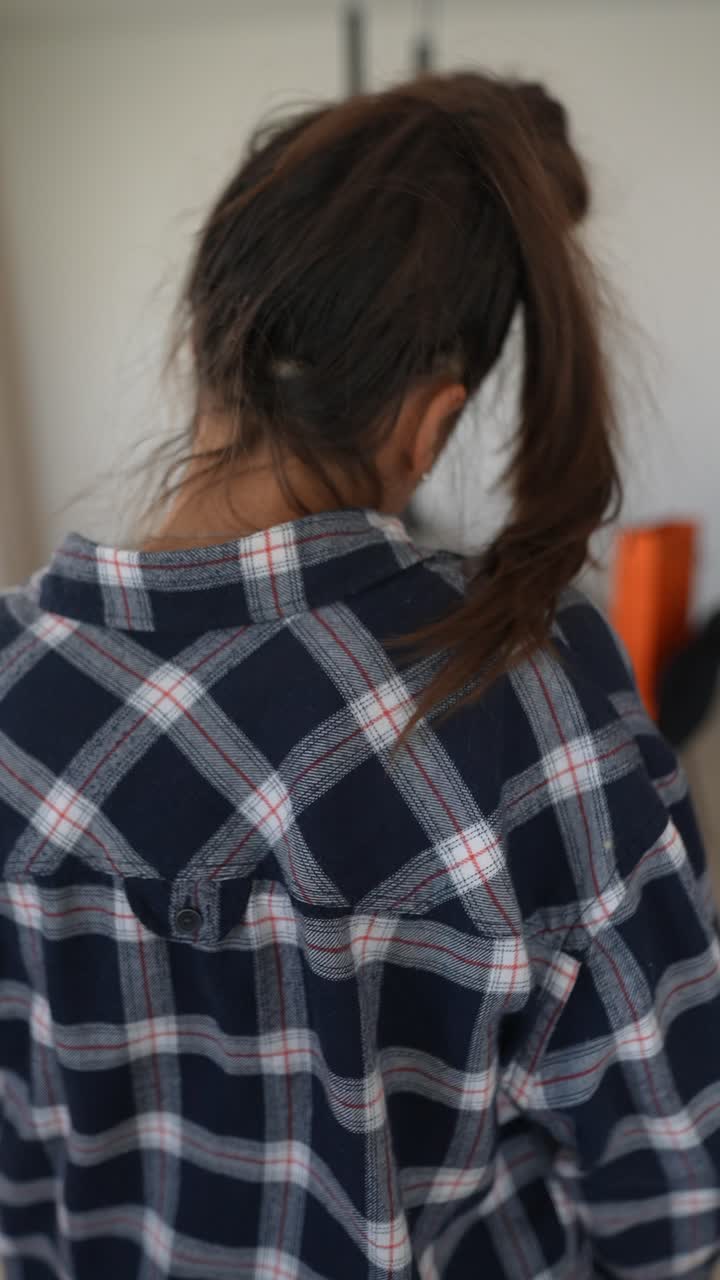 카레드 셔츠 를 입고 춤을 추는 여자