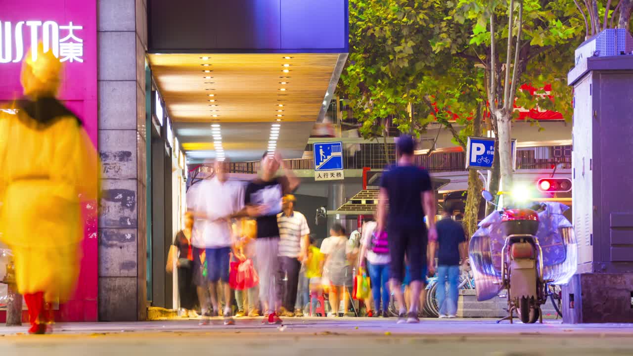 ciudad de wuhan hora nocturna iluminada calle comercial llena de gente panorama 4k lapso de tiempo china