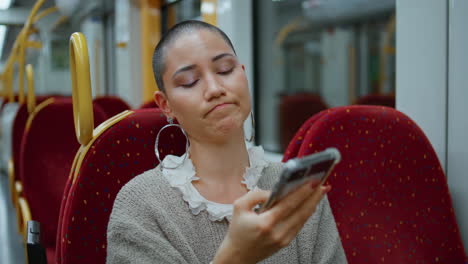 mujer usando un teléfono inteligente en un tren