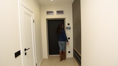 mujer caminando por un pasillo moderno con sistema de seguridad
