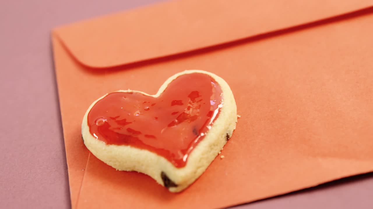 어머니 날 축하 카드, 심장 모양의 쿠키  ⁇ 은 봉투에 분홍색 배경