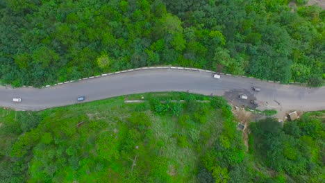 Zickzackstraße-Draufsicht,-Kahmir,-Indien,-Der-Verkehr-Geht-Weiter,-Großer-Wald-Und-Grüne-Bäume