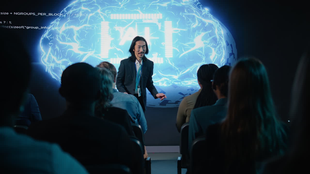Pubblico che applaude l'oratore asiatico alla presentazione sull'intelligenza artificiale