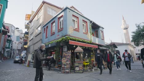 escena callejera de estambul con cafetería y gente