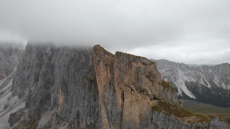 Toma-Aérea-De-Un-Dron-De-Los-Picos-Montañosos-De-Seceda-En-Dolomitas,-Italia