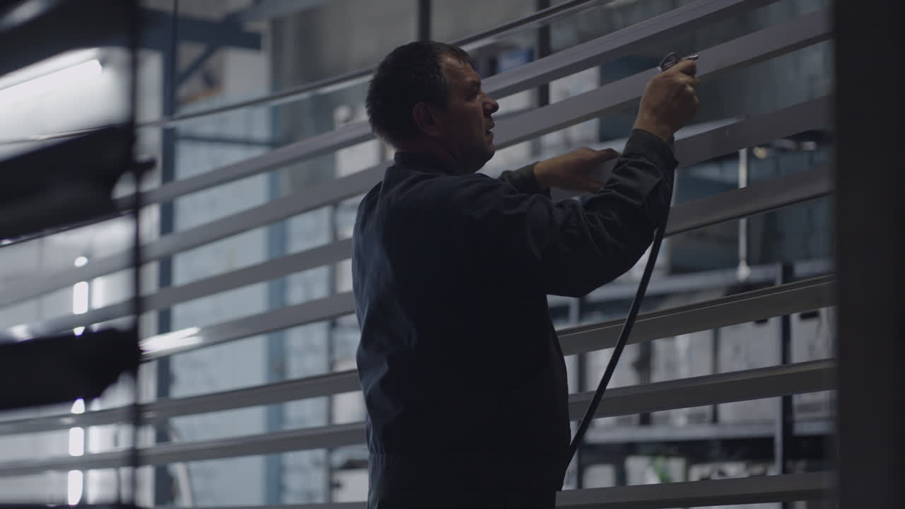 taller de pintura en cámara lenta limpia las piezas antes de pintar