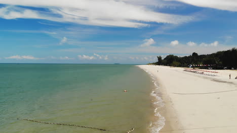 paisaje brillante de una playa de isla tropical