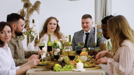 Gente-Disfrutando-Del-Banquete