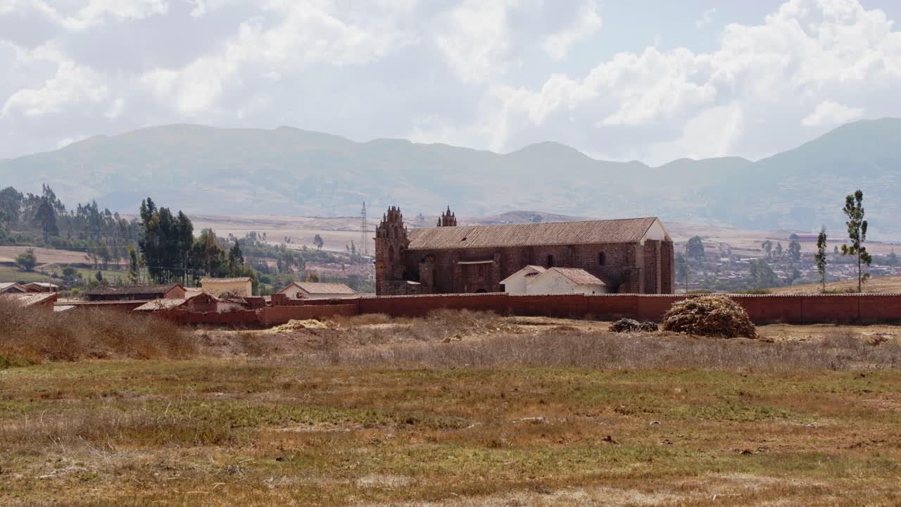 chiesa nelle montagne andine cusco, tiopampa - 4k