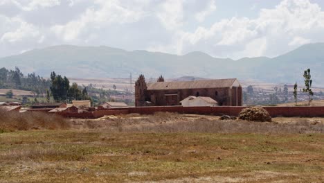 Kirche-In-Den-Anden-Cusco,-Tiopampa---4k