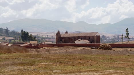 iglesia en las montañas de los andes cusco, tiopampa - 4k
