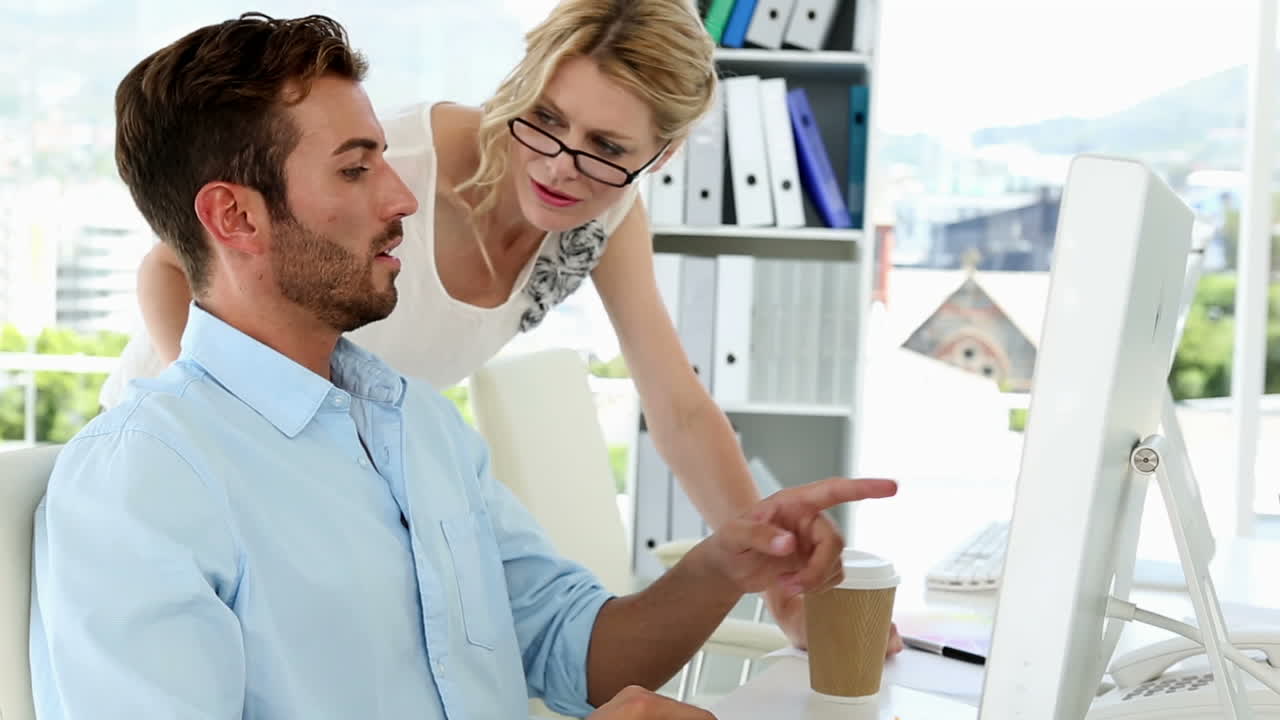 equipo de diseño feliz trabajando juntos en el escritorio