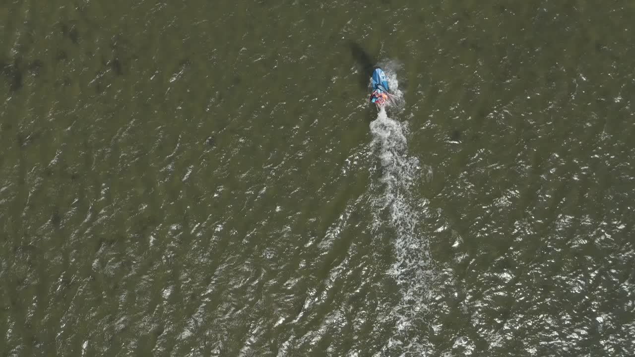 드론 - 화창한 날, 25p 푸른 파도와 바람이 부는 바다에서 서퍼의 공중 촬영