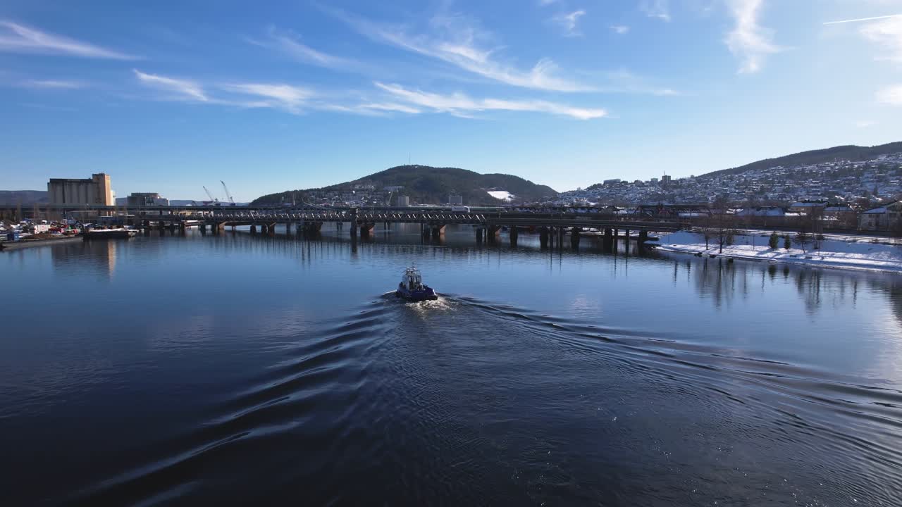 а drammen, 노르웨이 강에서 항해하는 보트