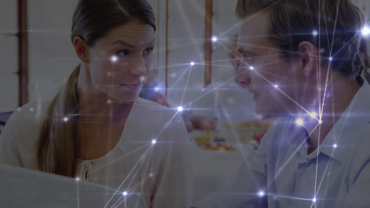 노트북을 사용하는 비즈니스 동료를 통해 연결 네트워크와 함께 지구상의 애니메이션