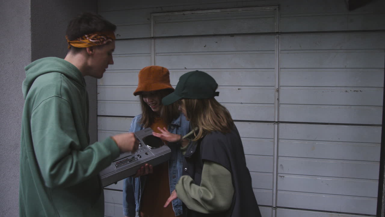 друзья хорошо проводят время в помещении.