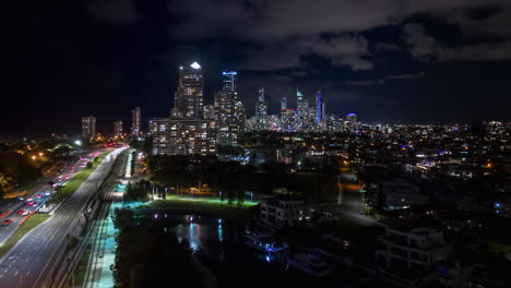 Hiperlapso-Aéreo-Rápido-Sobre-La-Concurrida-Autopista-Gold-Coast-Por-La-Noche,-Queensland