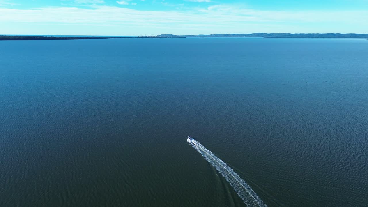 drone aerial boat en tuggerah lakes cuenca de agua mar con costa bushland toukley noraville gorokan rampa costa central transporte marítimo australia